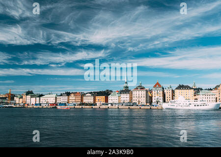 Stoccolma, Svezia. Scenic famosa vista del terrapieno nella Città Vecchia di Stoccolma in estate. Gamla Stan in serata d'estate. Famosa Destinazione popolare Sceni Foto Stock