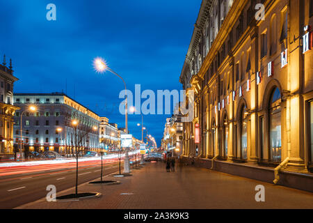 Minsk, Bielorussia - Aprile 6, 2017: il traffico su Viale Indipendenza in sera illuminazione notturna. Foto Stock