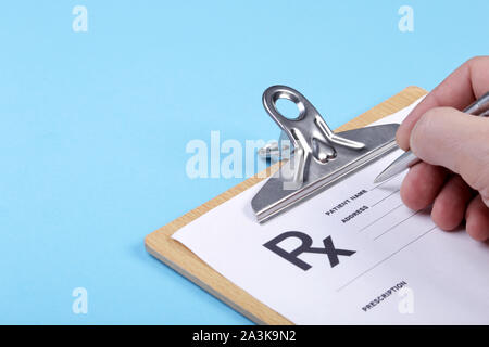 Maschio di riempimento medico paziente elenco reclami fissata al pad. Fisica, esame, la prevenzione delle malattie, ward round, prescrivere remedy, uno stile di vita sano Foto Stock
