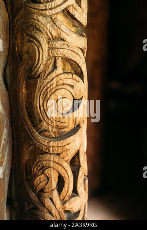 Borgund, Norvegia. Dettagli intagliato di legno famoso norvegese stavkirke Landmark. Antica in legno navata tripla doga Chiesa. Chiudere la vista, i dettagli. Foto Stock