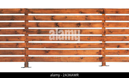 Staccionata in legno con tavole orizzontali isolato su bianco Foto Stock