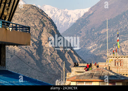 Aeromobile di Tara è aria di decollare da Jomsom a Pokhara, Mustang inferiore, Nepal Foto Stock