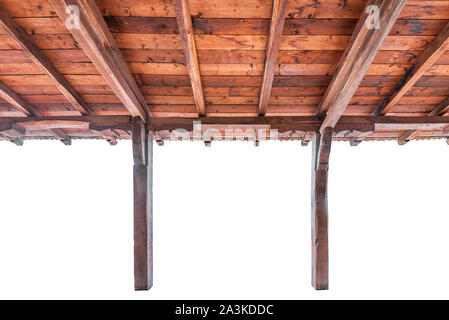 Tradizionale tetto in legno interni in stile rustico isolato su sfondo bianco Foto Stock