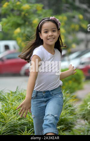 Felice bella persona di minoranza a piedi Foto Stock