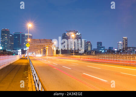 Bella strada sul ponte a Umeda di tutto il fiume Yodogawa. Foto Stock