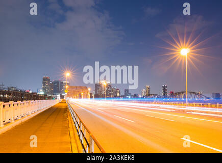 Bella strada sul ponte a Umeda di tutto il fiume Yodogawa. Foto Stock