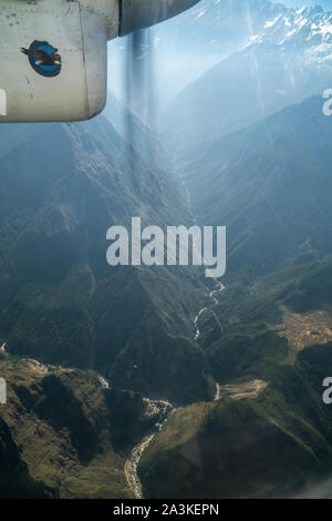 A bordo della tara dell aria DHC-6 Twin Otter sul volo da Jomsom a Pokhara, Nepal Foto Stock