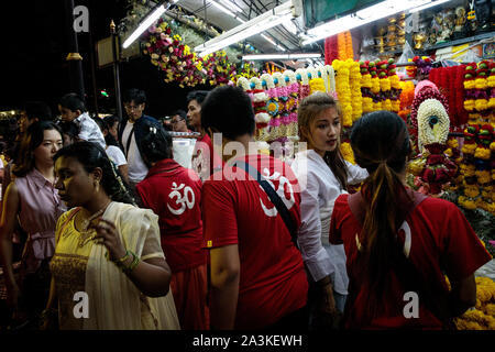 Devoti indù partecipare a celebrazioni di Navratri dal Tempio di Sri Mariamman del 8 ottobre 2019 a Bangkok, in Thailandia. Il ampiamente osservate festival indù di Navratri celebra la vittoria di uno di un numero di divinità, a seconda della regione, sul male e si svolge nel corso di nove notti santo. Foto Stock