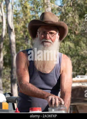 Ritratto di un australiano Bushman con una lunga barba bianca e un cappello da cowboy, Mareeba Aeroporto, Queensland, QLD, Australia Foto Stock