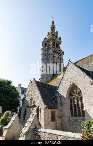 Roscoff, Finisterre / Francia - 21 agosto 2019: la storica chiesa cattolica nella vecchia Breton villaggio di pescatori di Roscoff in Francia nordoccidentale Foto Stock