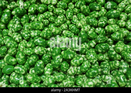 Bagno turco di confetti di pistacchi ricoperto di bianco e verde di cioccolato Foto Stock