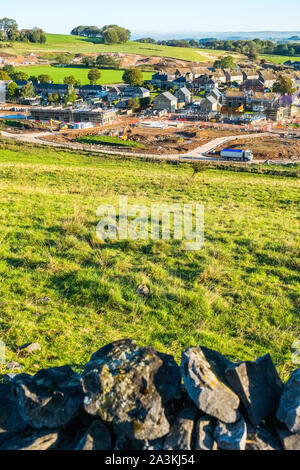 Nuovo sviluppo di alloggiamento essendo costruito su un campo verde sul sito alla periferia di Buxton, Derbyshire, Regno Unito Foto Stock