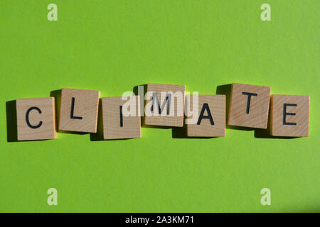 Clima in 3d alfabeto di legno lettere isolate su un brillante sfondo verde Foto Stock