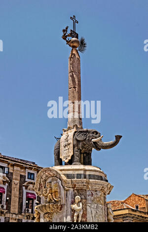 Fontana dell'Elefante nella Piazza del Duomo di Catania, Sicilia, Italia. Foto Stock