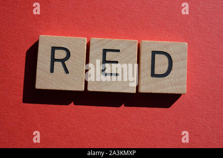 Rosso in 3d alfabeto di legno lettere su uno sfondo rosso Foto Stock