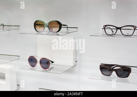 Eleganti occhiali da sole in un negozio di una vetrina. Foto Stock