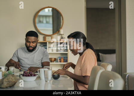 Sorridente giovane africano coppia americana più di parlare di prima colazione Foto Stock