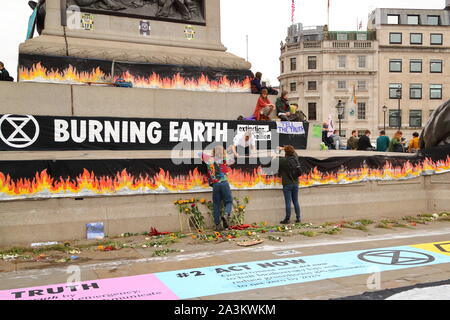 Londra, UK, 8 Ott 2019, l'estinzione della ribellione fasi di movimento di protesta in tutto il mondo. I dimostranti si riuniscono a Westminster per evidenziare i pericoli del cambiamento climatico per l'umanità e l'ambiente. Credito: Uwe Deffner / Alamy Live News Foto Stock