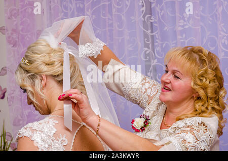 Sposa e lo Sposo al giorno di nozze passeggiate all'aperto in primavera la natura. Coppia di sposi, Felice sposo uomo e donna abbracciando in green park. Nozze amoroso Foto Stock