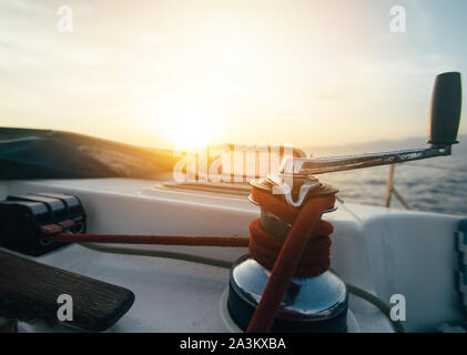 Chiusura del verricello in barca sulla nave a vela Foto Stock