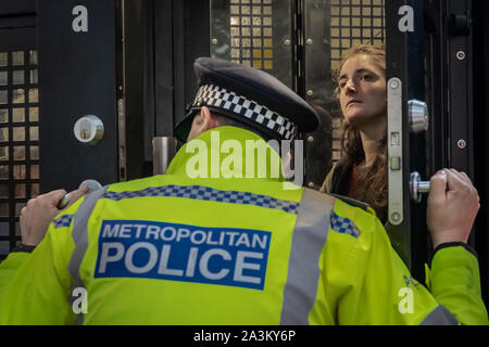 Una ribellione di estinzione è di attivisti arrestati e detenuti all'interno di una polizia van dopo il tentativo di ostacolare e occupare Victoria Embankment da 6am con numerosi altri ribellione di estinzione contestatori. Il attivisti ambientali iniziano due settimane di nuova ondata di azione di protesta causando interruzioni presso i siti principali di Londra incluso Westminster Bridge, Lambeth Bridge, Trafalgar Square, il Parlamento aree e Smithfield Market nonché di numerosi blocchi stradali. La Metropolitan Police hanno confermato oltre 1500 arresti per data. Londra, Regno Unito. Foto Stock