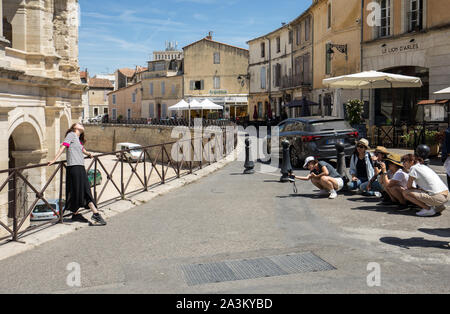 Arles, Francia - 27 Giugno 2017: sessione di foto di turisti provenienti da Asia davanti alle rovine dell'Arena romana in Arles Foto Stock