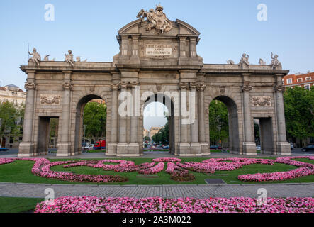 La Porta di Alcalá costruito nel 1778 (Puerta de Alcala) è un cancello nel centro di Madrid, Spagna. È il punto di riferimento della citta'. Foto Stock