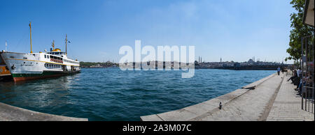 Istanbul, Turchia: skyline della città con le principali attrazioni del Palazzo Topkapi, Hagia Sophia e Moschea blu visto dal Corno d'oro e il Bosforo Foto Stock
