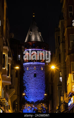Istanbul, Turchia: vista notturna della Torre di Galata (Galata Kulesi o Christea Turris), medievale torre in pietra costruito dai Genovesi nel 1348 nel quartiere Karakoy Foto Stock