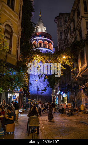 Istanbul, Turchia: vista notturna della Torre di Galata (Galata Kulesi o Christea Turris), medievale torre in pietra costruito dai Genovesi nel 1348 nel quartiere Karakoy Foto Stock