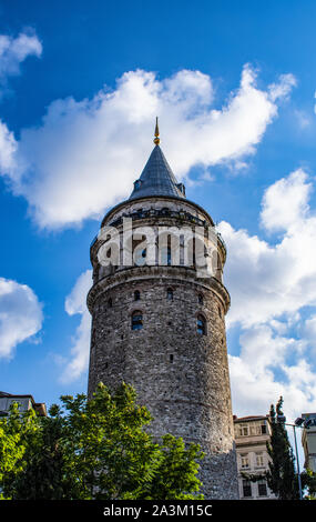 Istanbul, Turchia: Torre Galata (Galata Kulesi o Christea Turris), il famoso medievale torre in pietra costruito dai Genovesi nel 1348 nel quartiere Karakoy Foto Stock