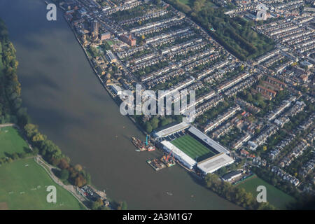 London, Regno Unito - 09 ottobre 2019. Una veduta aerea di Craven Cottage home di Fulham football club su una mattina di sole Credito: amer ghazzal/Alamy Live News Foto Stock