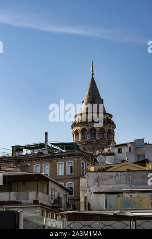 Istanbul, Turchia: Torre Galata (Galata Kulesi o Christea Turris), il famoso medievale torre in pietra costruito dai Genovesi nel 1348 nel quartiere Karakoy Foto Stock