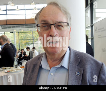 Ulm, Germania. 09oct, 2019. Farmacia Whittingahm Stanley, è ad un livello internazionale Congresso della batteria dopo essere stato nominato vincitore del Premio Nobel per la Chimica nel 2019. Quest'anno il premio Nobel per la chimica va all'americano John Goodenough (nato a Jena), Stanley Whittingham (nato in Gran Bretagna) e Akira Yoshino (Giappone) per lo sviluppo di batterie agli ioni di litio. Questo è stato annunciato dalla Accademia Reale Svedese delle Scienze su 09.10.2019 a Stoccolma. Credito: dpa picture alliance/Alamy Live News Foto Stock