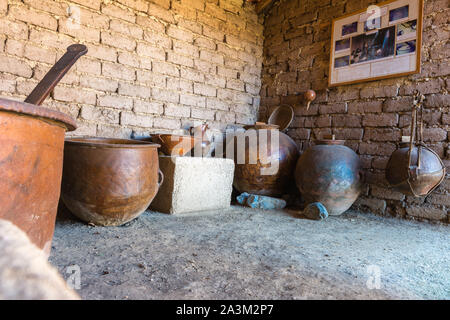Ceramica tradizionale in un Eco Villaggio Andino, museo in Huatajata, borgo lacuale del Lago Titicaca, La Paz, Bolivia, America Latina Foto Stock