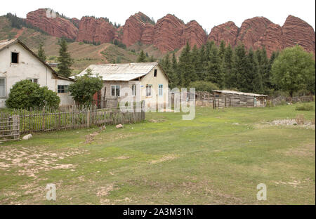 7 tori rocce kirghizistan jeti-valle oghuz sette tori valley in djrty-oguz george vicino a karakol Foto Stock