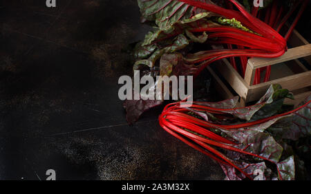 Fresche bietola rossa da un mercato degli agricoltori da vicino Foto Stock