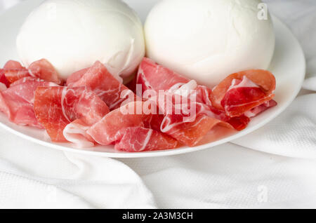 La Mozzarella di bufala e prosciutto crudo su sfondo bianco. Cucina Italiana, lo spazio per il testo Foto Stock