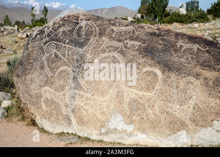 Antica pittogrammi o incisioni rupestri sulle rocce a cholpon ata Kyrgyzstan Foto Stock