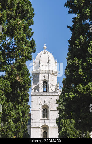 Torre campanaria del monastero Jeronimos o il monastero di Hieronymites, un sito patrimonio mondiale dell'UNESCO nel quartiere di Belem a Lisbona. Viaggi e turismo concept Foto Stock