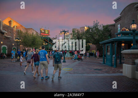 Orlando, Florida. Settembre 27, 2019. Persone che camminano in Grand Aveneu sono agli Studios di Hollywood Foto Stock