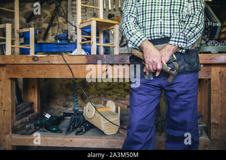 Irriconoscibile carpenter tenendo un martello Foto Stock