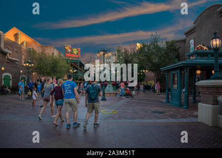 Orlando, Florida. Settembre 27, 2019. Persone che camminano in Grand Aveneu sono agli Studios di Hollywood Foto Stock