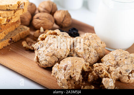 Biscotti croccanti con noce e tahini e bicchiere di latte Foto Stock