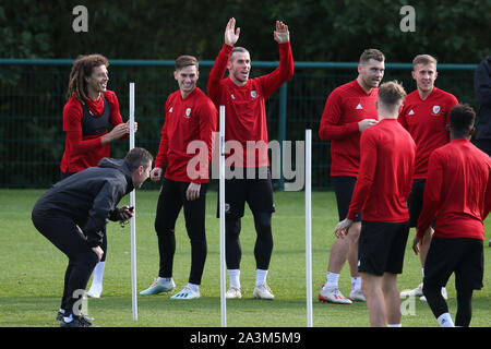 Cardiff, Regno Unito. 09oct, 2019. Gareth Bale del Galles (m) reagisce durante il Galles squadra di gioco del calcio di formazione presso il Vale Resort, Hensol vicino a Cardiff il Mercoledì 9 ottobre 2019. Il team si sta preparando per la loro prossima UEFA EURO 2020 quailfier lontano contro la Slovacchia domani. pic da Andrew Orchard/Alamy Live News Foto Stock