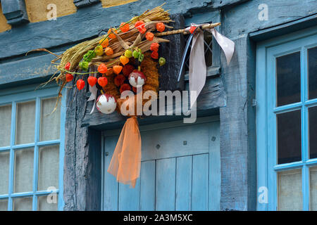 Ghirlanda di autunno con piante di frumento physalis e albero di natale toy Foto Stock