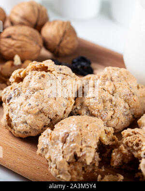 Biscotti croccanti con noce e tahini e bicchiere di latte Foto Stock