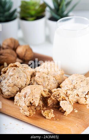 Biscotti croccanti con noce e tahini e bicchiere di latte Foto Stock