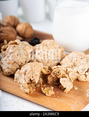 Biscotti croccanti con noce e tahini e bicchiere di latte Foto Stock