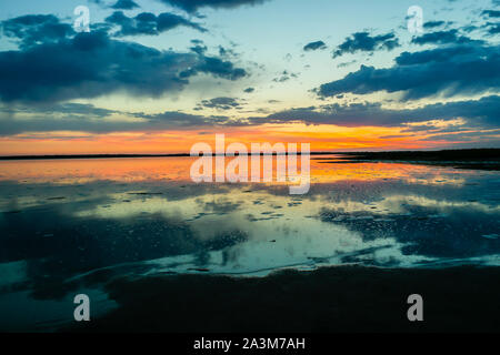 Tramonto sul mare di Wadden in Germania Foto Stock